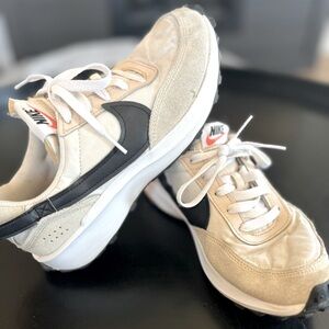 Gently used Nike Womens Tennis shoes size 7.5